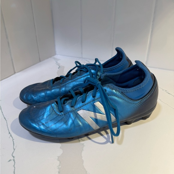 New Balance Blue Athletic Shoes Sleek Design - Picture 4 of 5